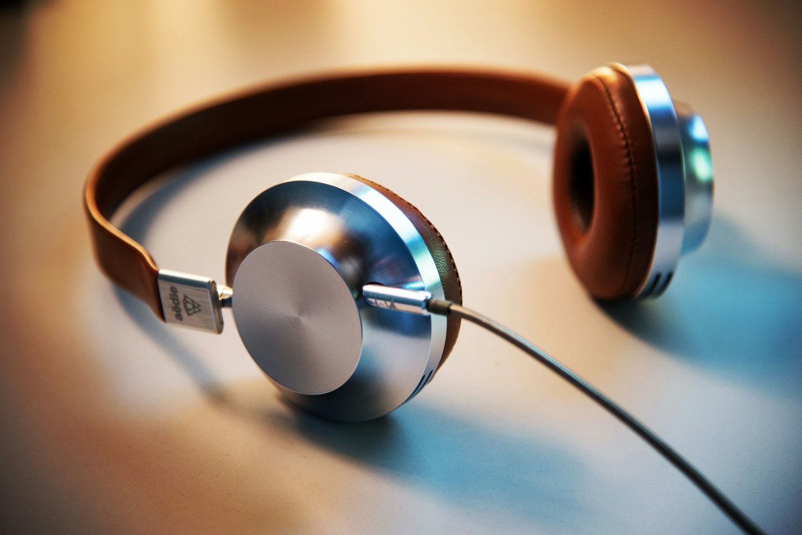 A real-life audio scene that supports the difference between noise cancellation and noise isolation