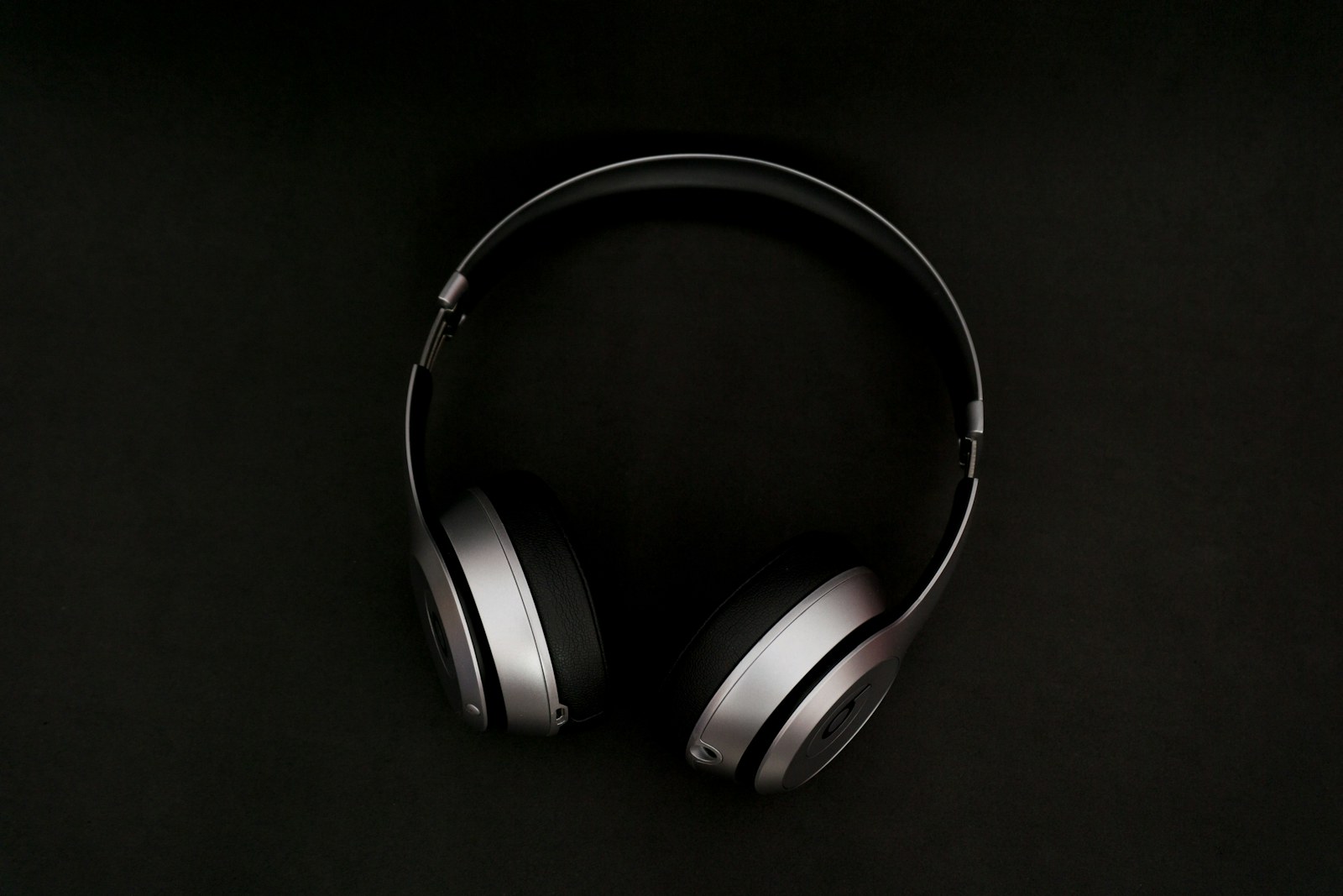 A real-life audio scene that supports a practical guide to better listening habits