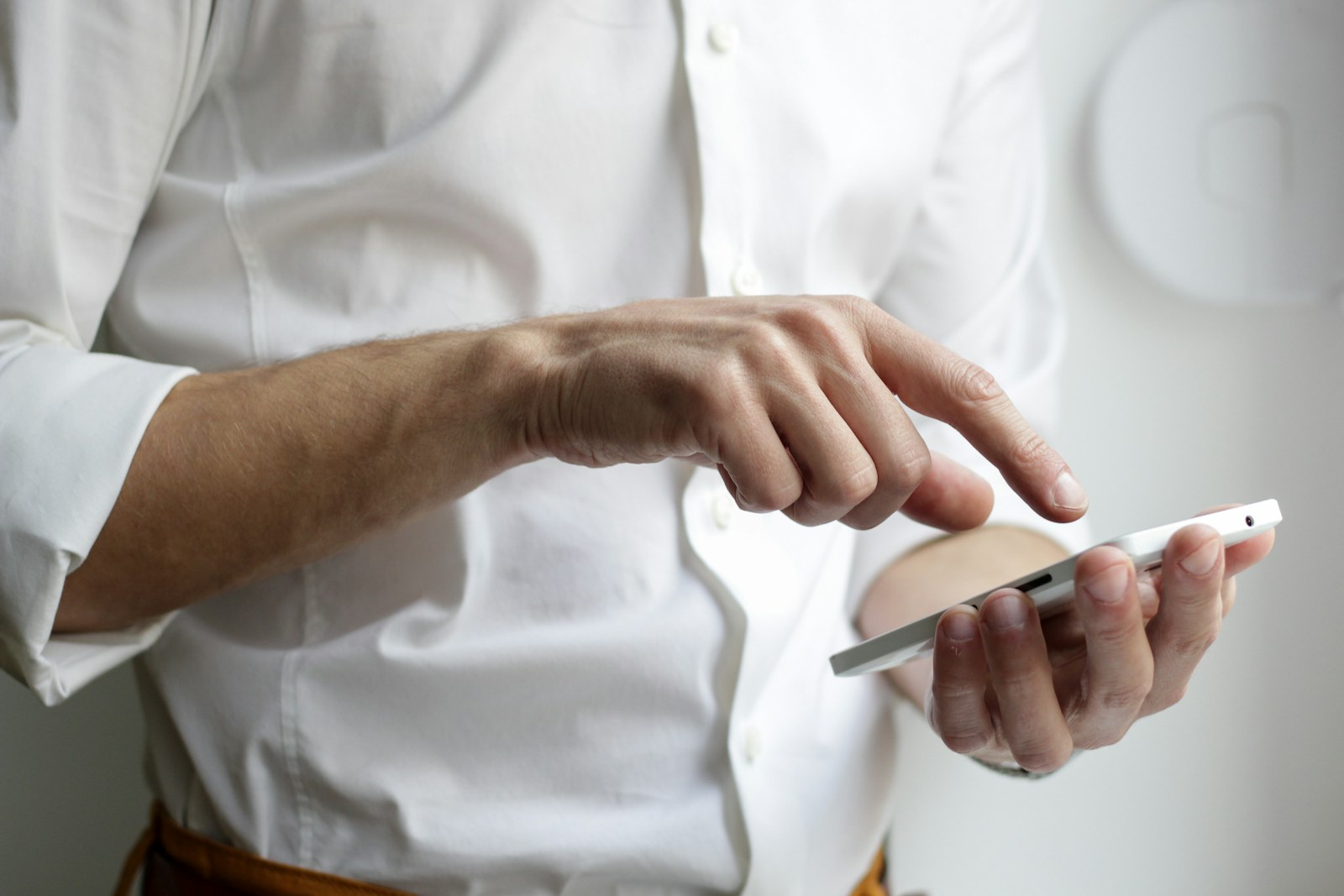 A real-life guides scene that supports how to set a household tech budget that makes sense